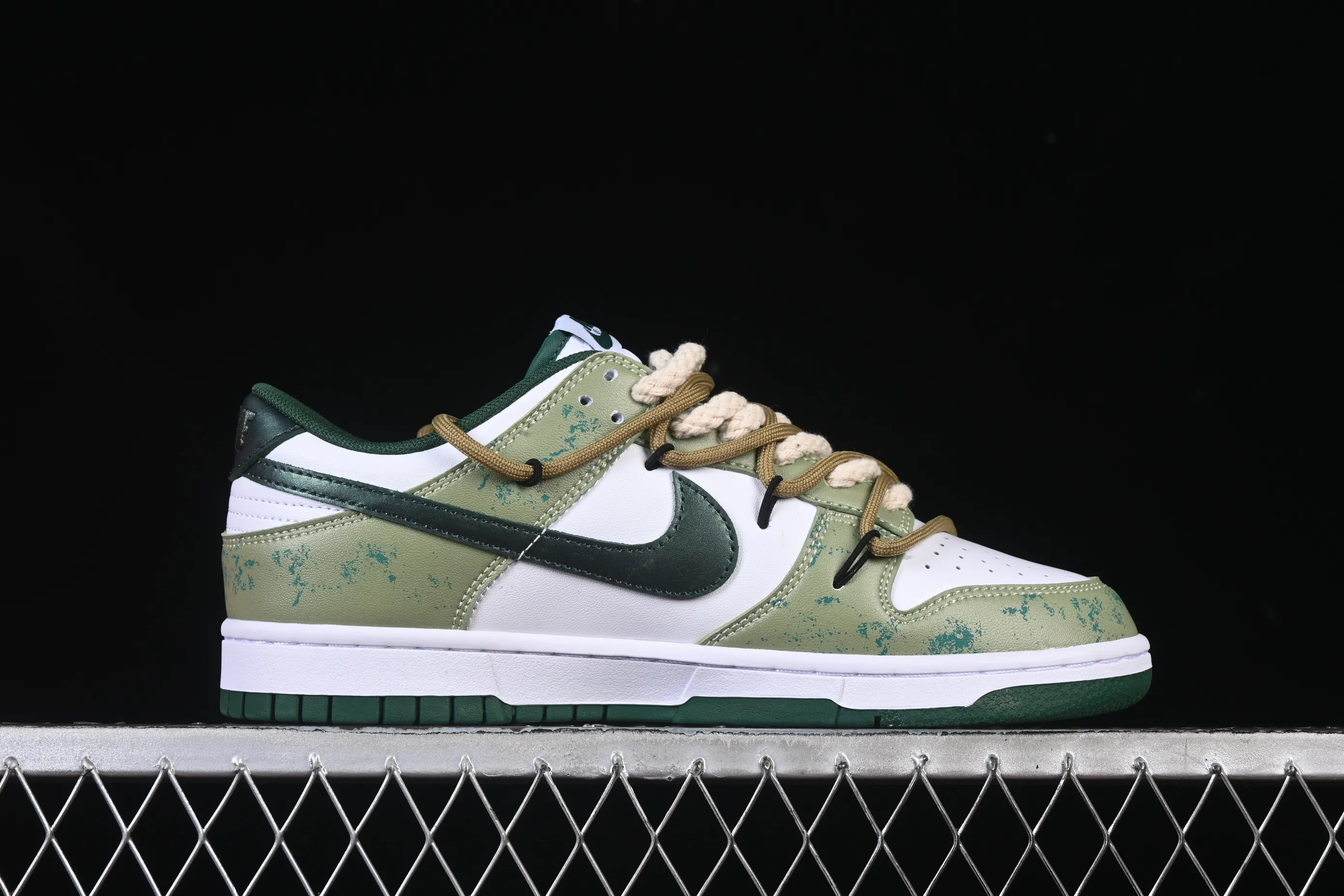 All categories Nk SB Dunk Series Nk SB Dunk Low High-end customized low-top sneakers Nike SB Dunk Low white and green straps low-top casual sneakers DD1391-100